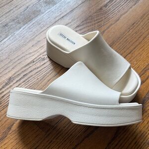 Steve Madden Slinky off white foam platform sandal. Size 8.